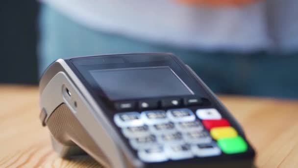 NFCクレジットカード決済。NFC技術と非接触クレジットカードで支払う女性。無線資金取引だ。ワイヤレス決済 — ストック動画