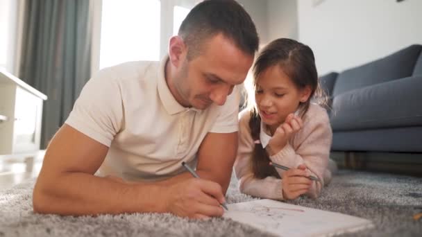 Baba ve kız iletişim kuruyor, birlikte resim yapıyor ve eğleniyorlar. Mutlu bir aile kavramı ve kaliteli bir eğlence zamanı. — Stok video