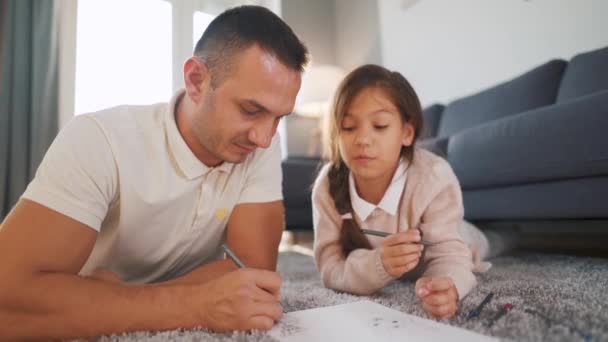 Vater und Tochter kommunizieren, haben Spaß und malen gemeinsam. Konzept einer glücklichen Familie und qualitativ hochwertiger Freizeit — Stockvideo