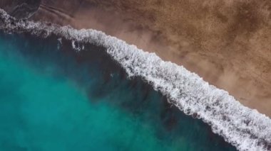 Atlantik Okyanusu 'ndaki çöl manzarası. Tenerife adasının kıyısında. Deniz dalgalarının kıyıya ulaşan hava aracı görüntüleri.