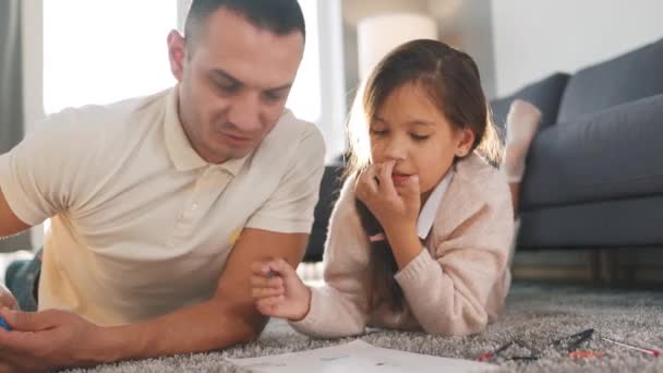 Pai e filha se comunicam, se divertindo e pintando juntos. Conceito de família feliz e tempo de lazer de qualidade — Vídeo de Stock