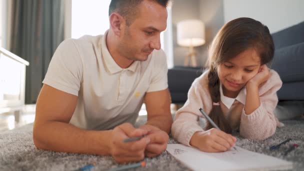 Padre e hija se comunican, se divierten y pintan juntos. Concepto de familia feliz y tiempo libre de calidad — Vídeos de Stock