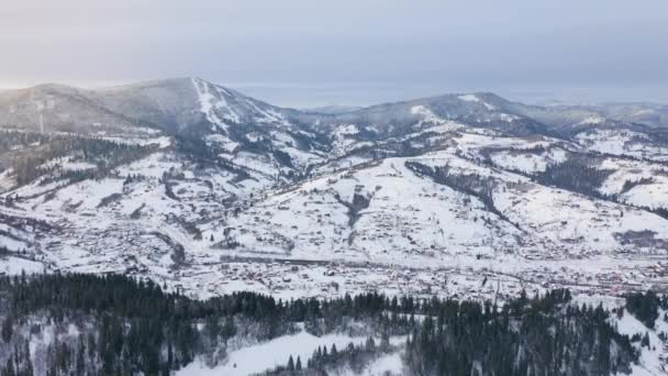 Vista aérea das montanhas dos Cárpatos no inverno — Vídeo de Stock