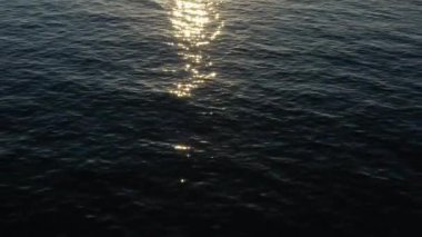 Güzel bir günbatımının arka planında Atlantik Okyanusu 'nun hava manzarası.