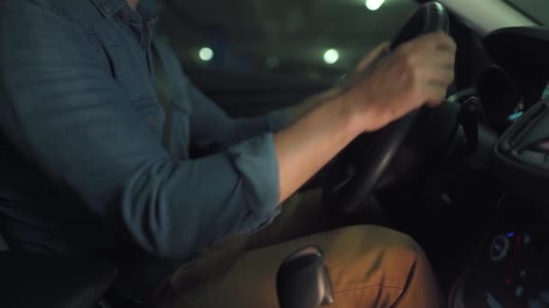 주차장에 주차하기 위해 자동 운전을 하는 혁신적 인 무인 자동차를 운전하는 사람 — 비디오