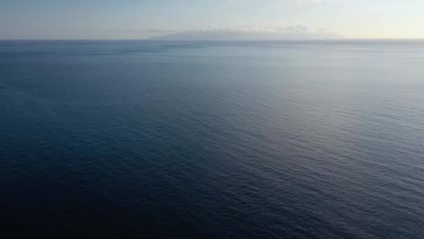 Repülés a tenger vagy az óceán kék felszínén — Stock videók