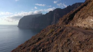 Tenerife, Kanarya Adaları, İspanya 'daki Los Gigantes Kayalıkları' nın havadan görünüşü. Atlantik kıyısı