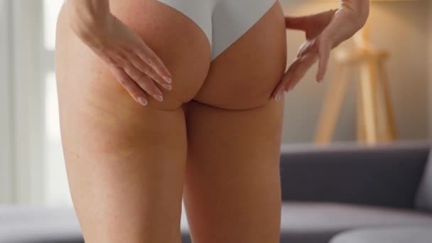 Mujer comprimiendo la piel de las nalgas y los lados buscando celulitis y exceso de grasa subcutánea — Vídeo de stock