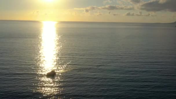 Vista aérea de um iate navegando no oceano nos raios do sol poente — Vídeo de Stock