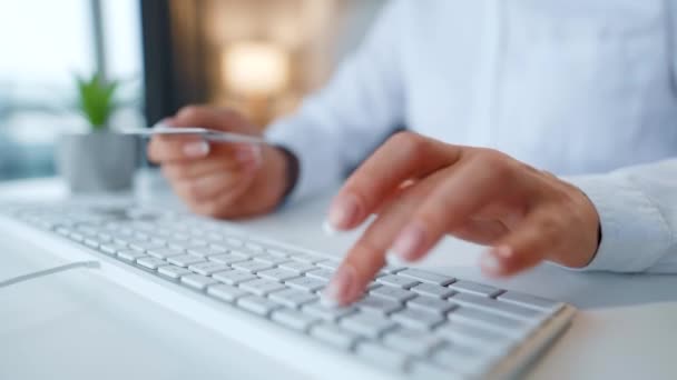 Kvinnliga händer skriver kreditkortsnummer på datorns tangentbord. Kvinnan gör inköp på nätet. Betalningstjänst online. — Stockvideo