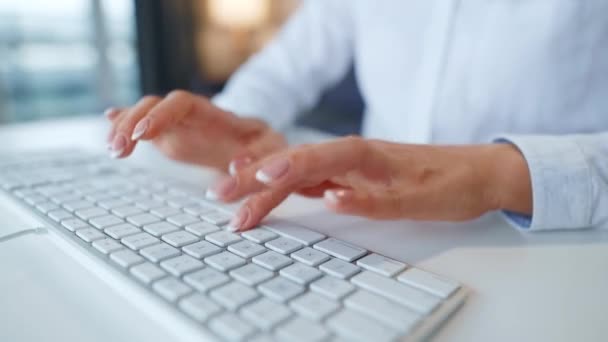 Mãos femininas digitando em um teclado de computador. Conceito de trabalho remoto. — Vídeo de Stock