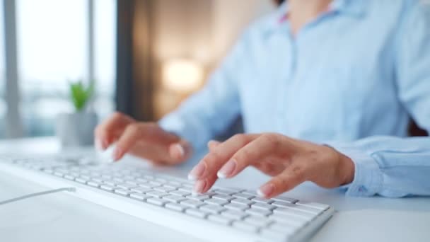 Manos femeninas escribiendo en un teclado de computadora. Concepto de trabajo remoto. — Vídeo de stock