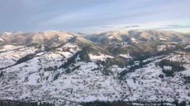 Kışın Karpat Dağları 'nın havadan görünüşü