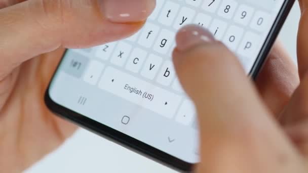 Ręce wpisując tekst na smartfonie zbliżenie — Wideo stockowe