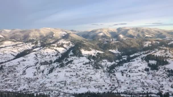 Luchtfoto van de Karpaten in de winter — Stockvideo