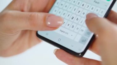 Akıllı telefondan yazı yazan eller yakın plan.