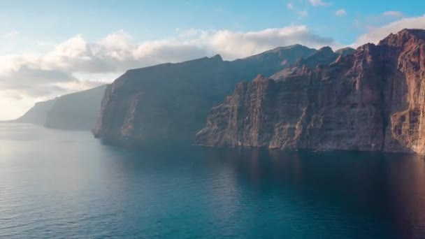 Luftaufnahme der Klippen von Los Gigantes auf Teneriffa, Kanarische Inseln, Spanien — Stockvideo