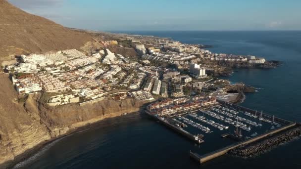 Повітряний вид на Лос-Гігант, вид на пристань і місто. Тенерифе (Канарські острови, Іспанія). — стокове відео