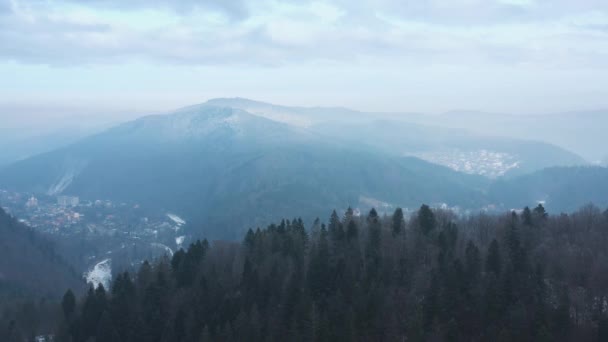 Вид з повітря на Карпатські гори взимку. — стокове відео