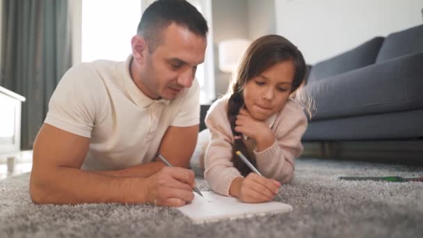 Pai e filha se comunicam, se divertindo e pintando juntos. Conceito de família feliz e tempo de lazer de qualidade — Vídeo de Stock