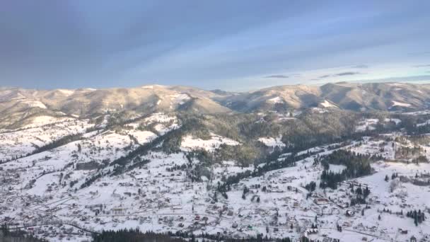Vista aérea das montanhas dos Cárpatos no inverno — Vídeo de Stock