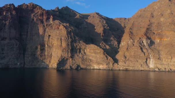 Luftaufnahme der Klippen von Los Gigantes auf Teneriffa, Kanarische Inseln, Spanien. Atlantikküste — Stockvideo