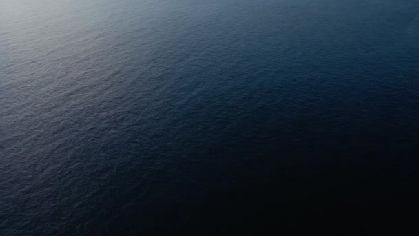 Voando sobre a superfície azul do mar ou do oceano — Vídeo de Stock