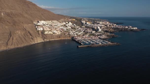 Vista aérea de Los Gigantes, vista del puerto deportivo y de la ciudad. Tenerife, Islas Canarias, España — Vídeos de Stock