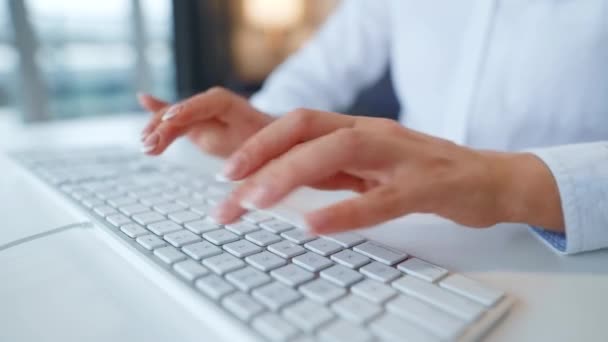 Жіночі руки друкуються на клавіатурі комп'ютера. Концепція віддаленої роботи . — стокове відео