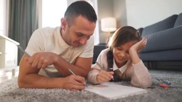 Père et fille communiquent, s'amusent et peignent ensemble. Concept d'une famille heureuse et de loisirs de qualité — Video