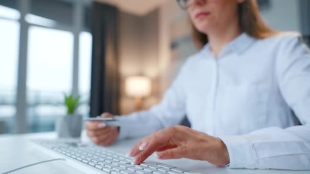 Γυναικεία χέρια πληκτρολογώντας αριθμό πιστωτικής κάρτας στο πληκτρολόγιο του υπολογιστή. Γυναίκα κάνει online αγορά. Υπηρεσία online πληρωμών. — Αρχείο Βίντεο