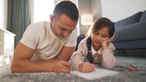 Far och dotter kommunicerar, har roligt och målar tillsammans. Begreppet lycklig familj och fritid av hög kvalitet — Stockvideo