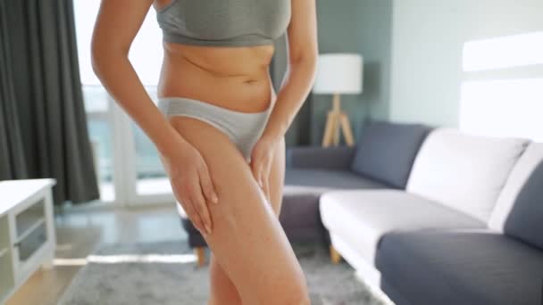 Mujer unta su pierna con gel anti-celulitis y hace auto-masaje — Vídeos de Stock