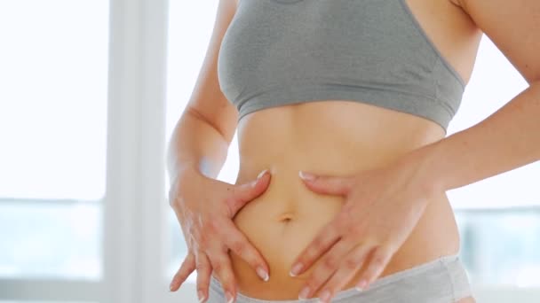Vrouw smeert haar maag met striae gel en doet zelf-massage — Stockvideo