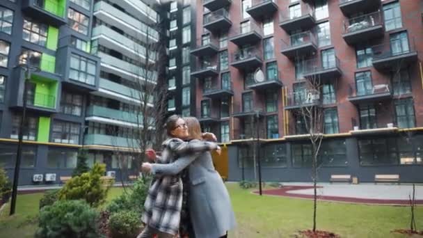 分居很久以后，两个快乐的女人相逢时拥抱在一起 — 图库视频影像
