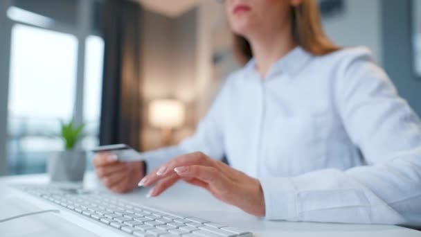 Kvinnliga händer skriver kreditkortsnummer på datorns tangentbord. Kvinnan gör inköp på nätet. Betalningstjänst online. — Stockvideo