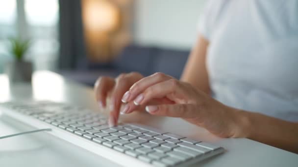 Manos femeninas escribiendo en un teclado de computadora. Concepto de trabajo remoto. — Vídeos de Stock