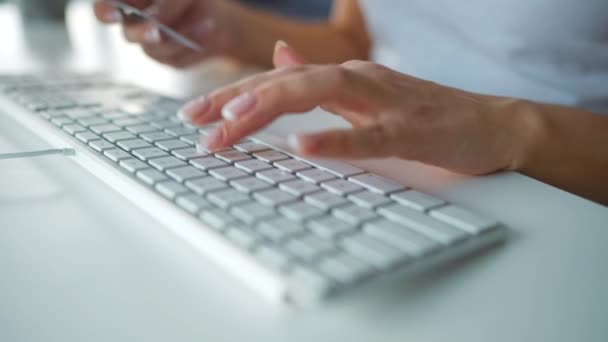 Manos femeninas escribiendo el número de tarjeta de crédito en el teclado de la computadora. Mujer haciendo compra en línea. Servicio de pago en línea. — Vídeo de stock