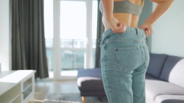 Žena si přetahuje džíny přes zadek. Tělo pozitivní, normální, zdravé tělo — Stock video