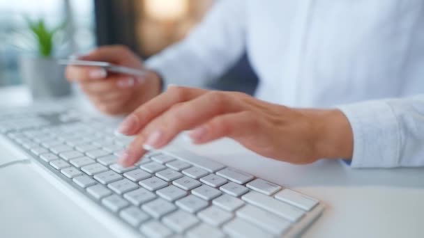 Manos femeninas escribiendo el número de tarjeta de crédito en el teclado de la computadora. Mujer haciendo compra en línea. Servicio de pago en línea. — Vídeo de stock