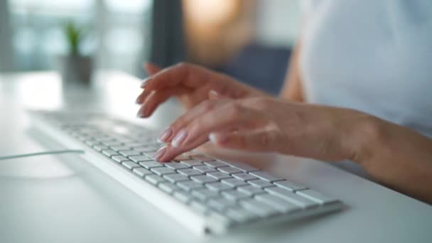 Vídeo acelerado de mãos femininas digitando em um teclado de computador. Conceito de trabalho remoto. Movimento rápido. Prazo de validade — Vídeo de Stock