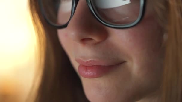 Mujer con gafas mirando en el monitor y navegando por Internet. La pantalla del monitor se refleja en las gafas. Trabaja de noche. Ministerio del Interior. Trabajo remoto — Vídeos de Stock