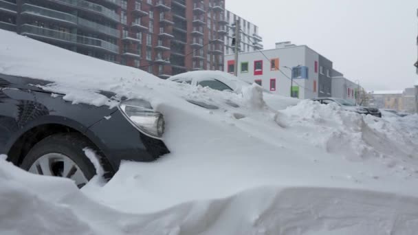 大雪过后,汽车被雪覆盖了.背景中的住宅建筑. — 图库视频影像