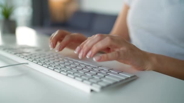 Женские руки, печатающие на клавиатуре компьютера. Концепция дистанционной работы. — стоковое видео