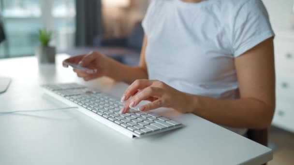 Manos femeninas escribiendo el número de tarjeta de crédito en el teclado de la computadora. Mujer haciendo compra en línea. Servicio de pago en línea. — Vídeo de stock