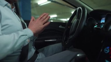 Otomatik otoparkta otopark için otomatik pilot kullanan bir adam yenilikçi bir şekilde araba kullanıyor.