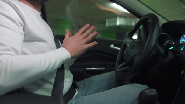 Hombre conduciendo en coche automatizado innovador usando piloto automático de auto-estacionamiento para estacionar en el estacionamiento — Vídeo de stock