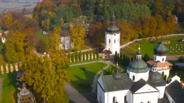 Sonbaharda Krekhiv Manastırı 'nın yüksekliğinden ve çevresindeki manzarayı izle. Lviv bölgesi, Ukrayna