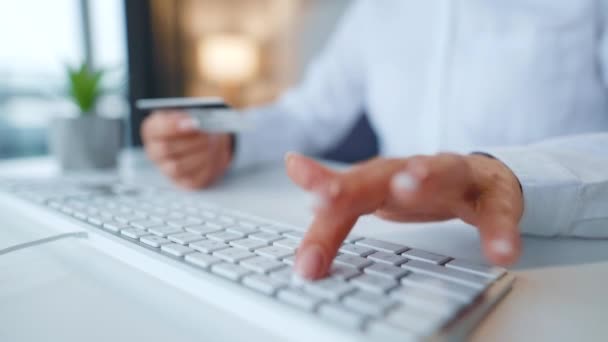 Mains féminines tapant le numéro de carte de crédit sur le clavier de l'ordinateur. Femme faisant un achat en ligne. Service de paiement en ligne. — Video