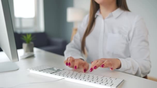 Donna con gli occhiali che digita su una tastiera del computer. Concetto di lavoro a distanza. — Video Stock